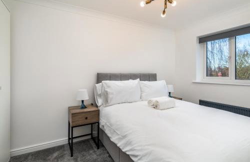 Pass the Keys Stylish 4 Bedroom Home with Parking in Borehamwood - Foto 18