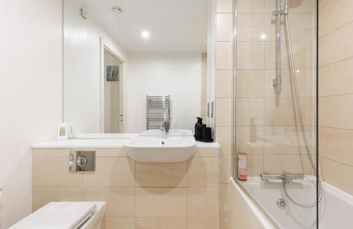 2BR Apartments in Canning Town Station with Balcony - Foto 6