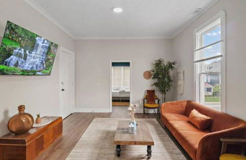 2 Units Combined - Historic 5BR - 2 Living - 2 Kitchens - Photo 1