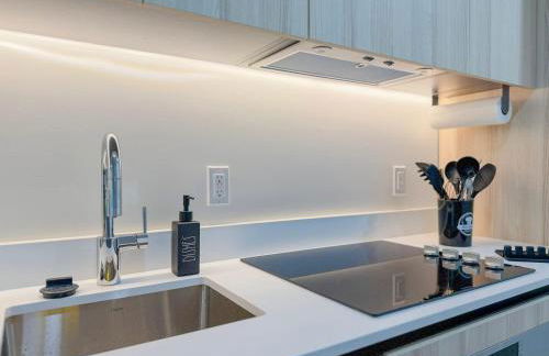 City Skyline Views & Rooftop Pool at District 225 - Foto 19