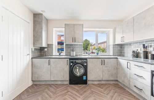 Modern 4-Bed, Parking, Pool Table, Sleeps 11 - Foto 12