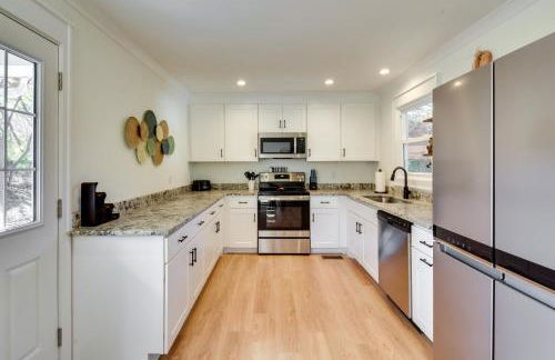 Tranquil Travelers Rest Home with Fire Pit! - Foto 2