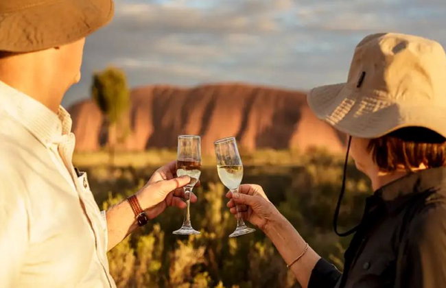 Uluru Sonnenuntergang mit Grillabendessen - Halbtagestour in kleiner Gruppe - Foto 1