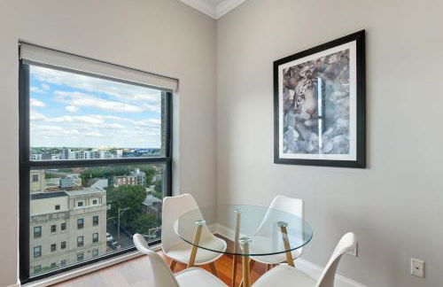 Lavish 1BR with Pool & Gym Access - Foto 12