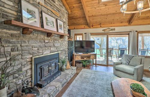 Renovated Riverfront Retreat with Deck and Grill! - Foto 6