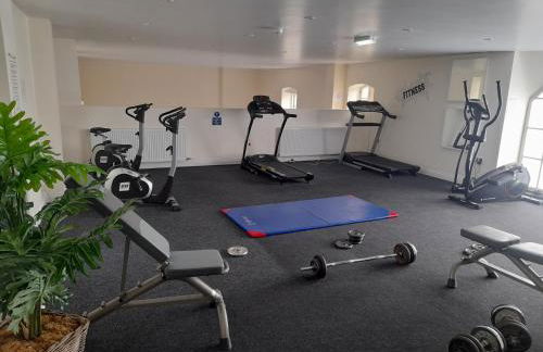 Old Brewery home with pool and gym access - Foto 12