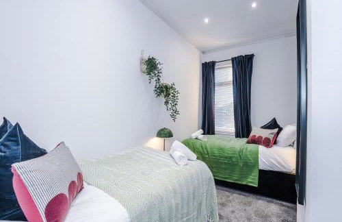 BIG House for Business Stays in Barnsley with 6-bedrooms & 8 Beds by PureStay - Foto 19