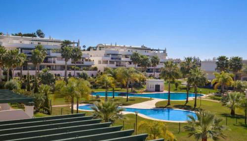 Apartamento con enorme terraza en complejo con piscina en Nueva Andalucía - Lorcrimar - Foto 2, Garden, sunbed, Garden view