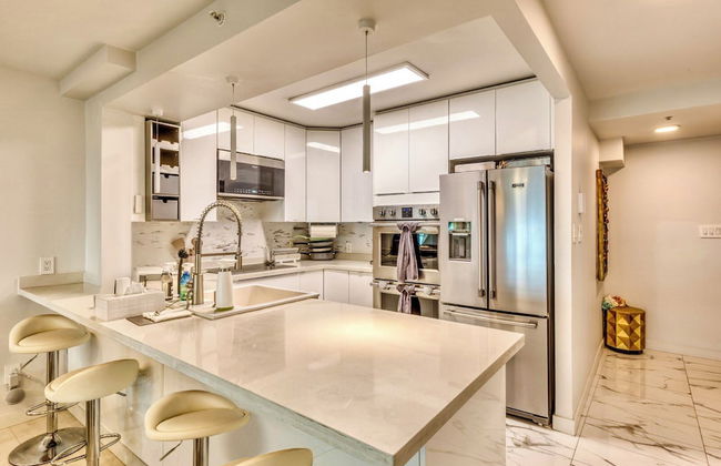 Art Deco Broadway Bedroom (with Shared Common Area) - Photo 18