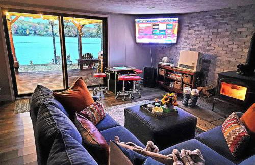 Lakefront Hot Tub Canoes Game Room Wood FP - Foto 8