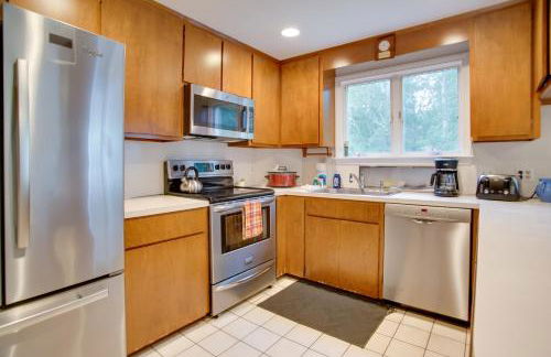 Deck and Grill, Walk to Beaches! Falmouth Retreat - Foto 12