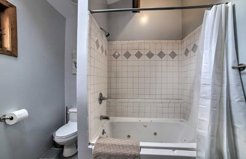 Grand Escape w/ Deck, Game Room, Nature View! - Foto 24