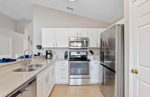 Family Retreat w/ Pool & Foosball, 8.5mi to Disney! - Foto 12