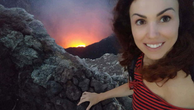 Excursión al volcán Masaya - Foto 5, Posando junto al volcán en erupción