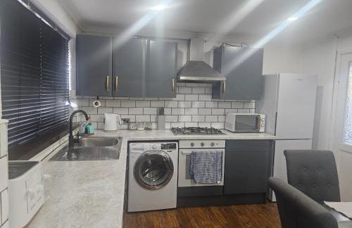 3 Bed House - Sleeps 6 - Parking - Wifi - Photo 5