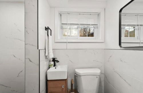 1 min to DC 8 beds sleeps 16 with yard and parking - Foto 13