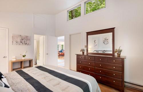 Renovated cabin w hot tub & deck - Foto 19