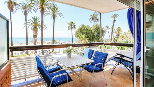 Newly Renovated Beachfront Apartment Ideally Located in Penelope - Foto 2, Imagen principal