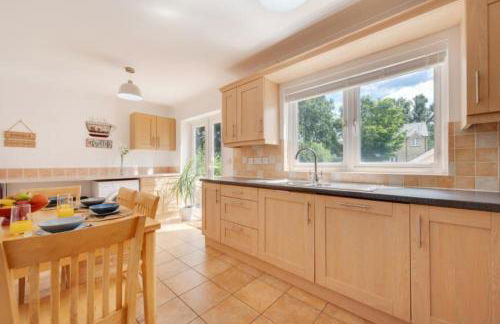 3 Bed Holiday Home in Llandeilo with log burner - Photo 4