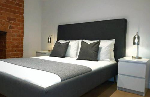 Stylish Apartment in City Centre with Parking - Photo 7