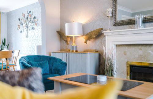 Beach Retreat with Hot Tub Sleeps 8 - Foto 46