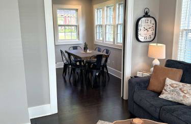 Walk Downtown & River Stylish Cozy Stay w Huge Porch - Foto 10