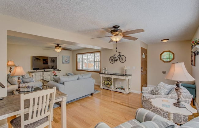 3 Bedroom Downtown with Firepit - Photo 19