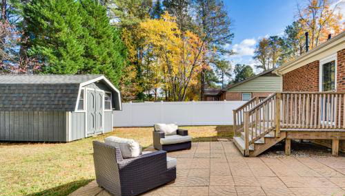 Walk to Parks and Town Square Cary Home with Yard! - Foto 3