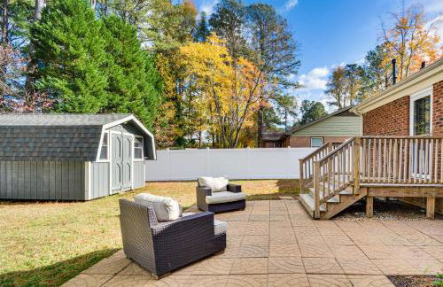 Walk to Parks and Town Square Cary Home with Yard! - Foto 3