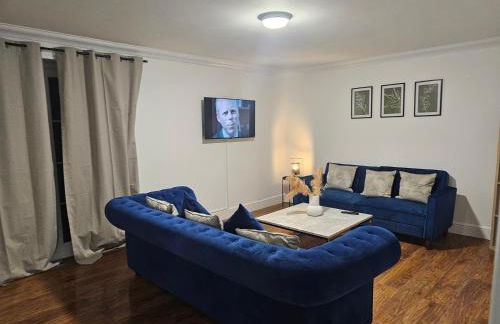 Stylish & Cosy Home in Bridgend with free parking - Photo 35