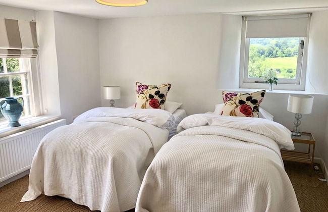 Large Boutique Holiday House With hot tub Near Bath - Photo 4