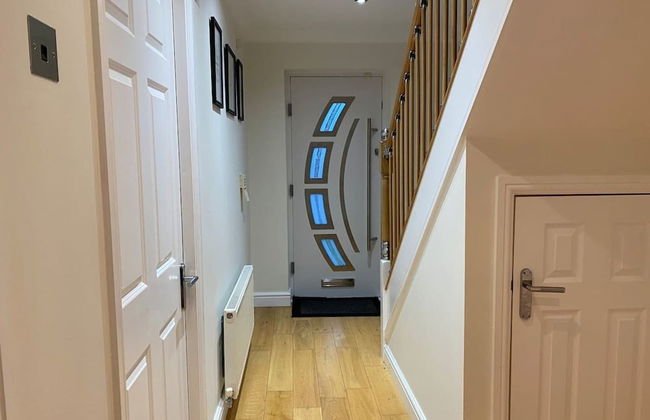 4-bed House With Private Garden in Barnsley! - Photo 29