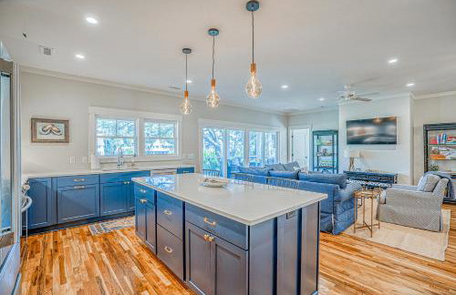NEW LISTING Six Bedrooms - Private Dock - Steps to the Beach - Sleeps 14 - Foto 14