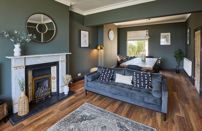 Host Stay Raven House - Photo 1