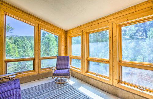 Roomy Angel Fire Home with Hot Tub, Sunroom and Views! - Foto 12