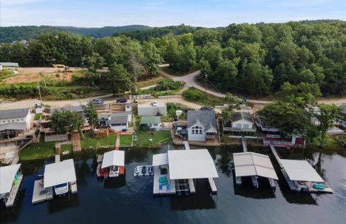 Beautiful Lake Front Home with Private Dock In Lick Branch Cove - Foto 50