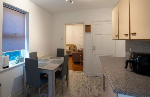 Gloucester City - Birchmore House - 2 Bedroom End Terrace Property Near To City Centre & Hospital With On-Street Parking - Sleeps 5 - Great For Hospital Workers & Contractors - Hosted by RENTMYHOUSE - Foto 11