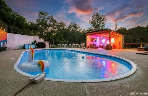 Creekside Oasis - 5BR Retreat with Pool & Hot Tub - Foto 9