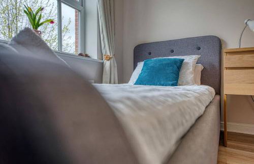 Solihull 2-Bed Flat with Parking-Ideal for Contractors, Business, Long Stays - Photo 27