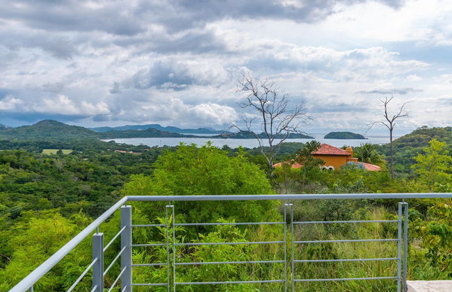 Modern Hillside Home with Sleek Interiors and Panoramic Poolside Views - Foto 14