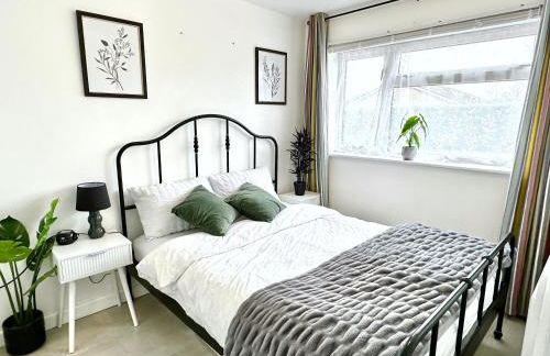 5 bedroom detached house sleeps 13 spacious Parking 5 mins driving to Bicester Village - Foto 3