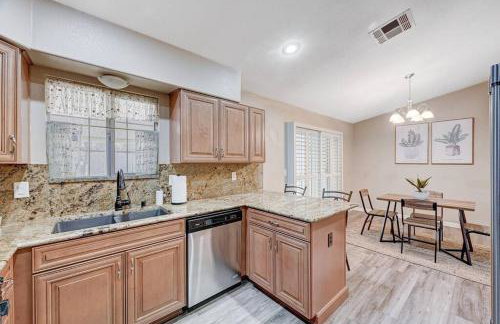 Cozy Getaway with King Bed, BBQ & Spacious Backyard - Photo 17