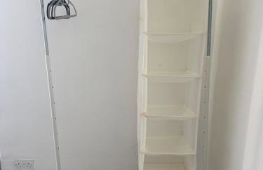 Bright bedroom with king side bed and share bathroom - Photo 7