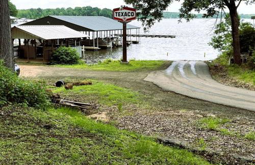 Spacious Modern Cabin on Toledo Bend Lake with Gorgeous Deck and Patio for an Amazing Family Getaway in Hemphill, Texas - Foto 5