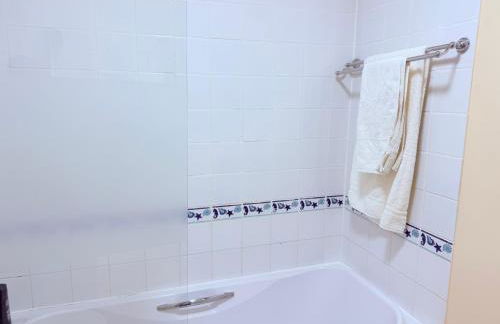 Central Comfort Southampton, Free Parking - Photo 10