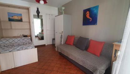 Nice studio with terrace near the sea - Photo 2