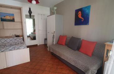 Nice studio with terrace near the sea - Photo 2