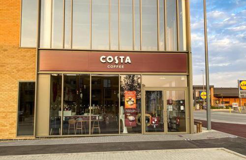 Stylish 6 Bedroom 3 Bathroom Detached House with Free Parking, Super-Fast Wifi, Pool Table, Smart TVs with Netflix by Yoko Property - Foto 40