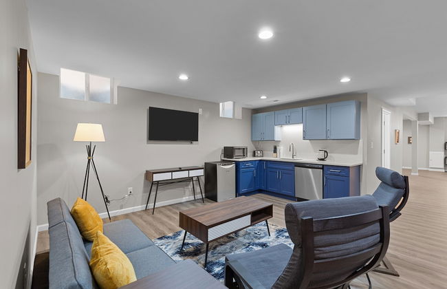 Bright Urban Comfort | JZ Vacation Rentals - Photo 29