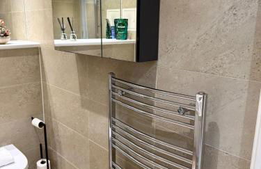 Luxury Waterfront Apartment With Panoramic View - Photo 21